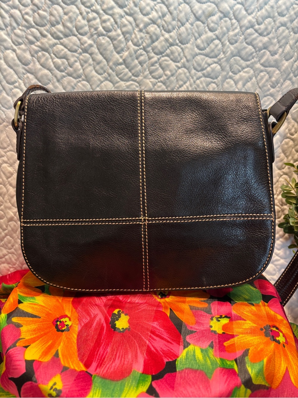 Jones New York Black Leather Crossbody Shoulder Bag with Contrast Stitching